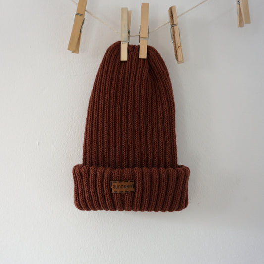 Caciula maro tricotata manual din merino cu bumbac