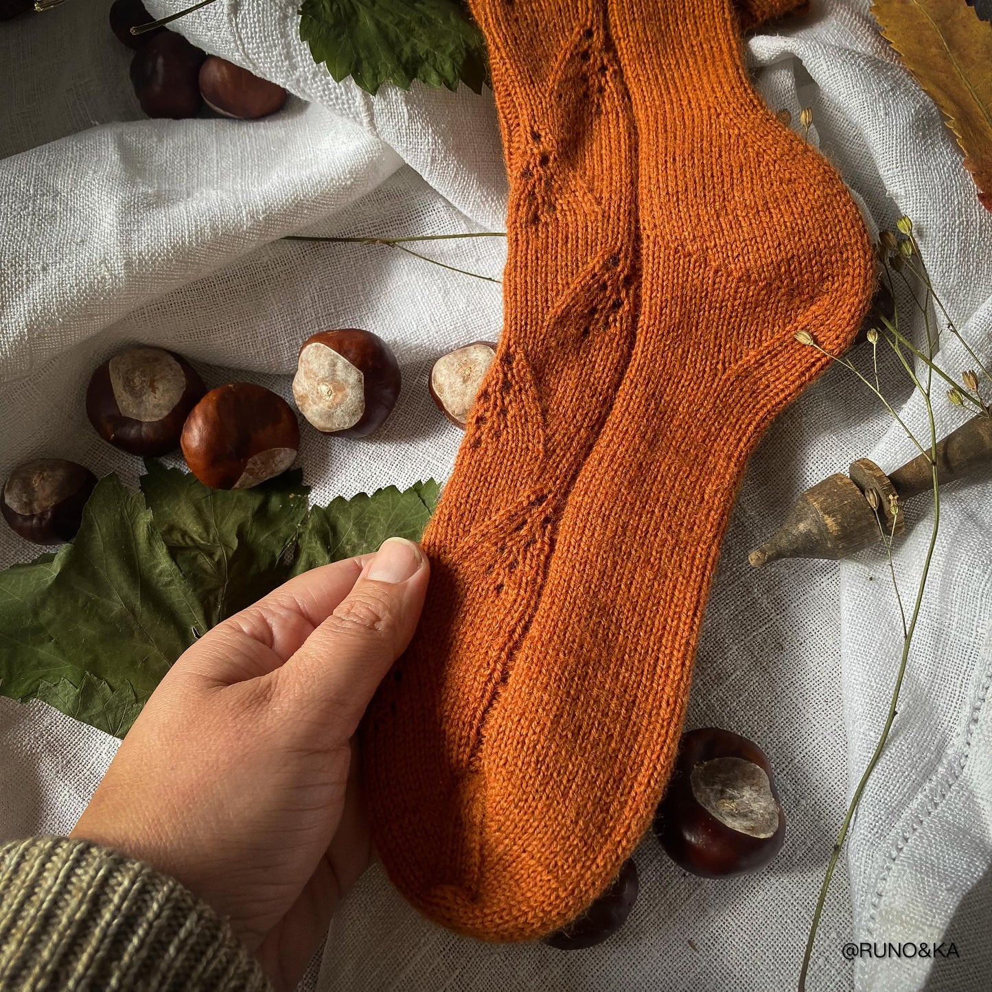 TIPAR DE TRICOTAT ȘOSETE "Frunze Căzătoare" | Socktober România