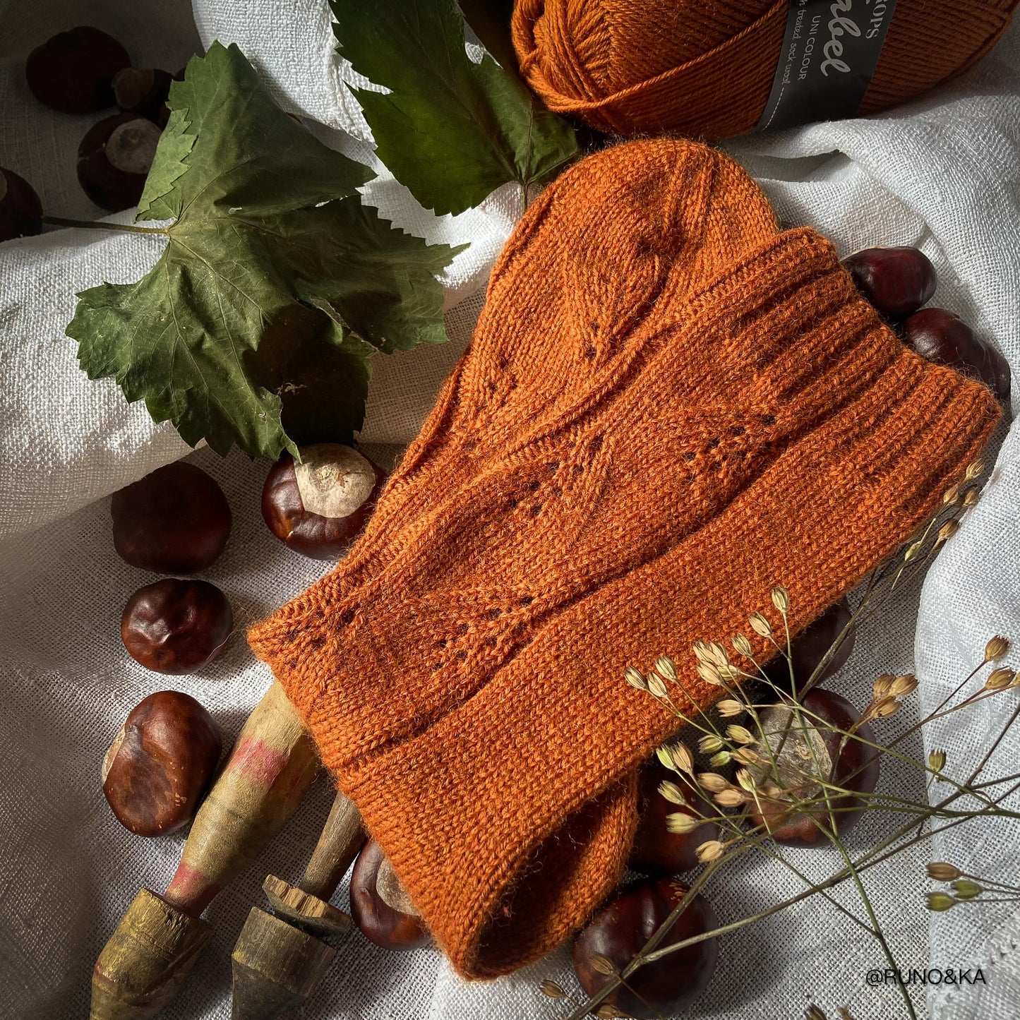 TIPAR DE TRICOTAT ȘOSETE "Frunze Căzătoare" | Socktober România