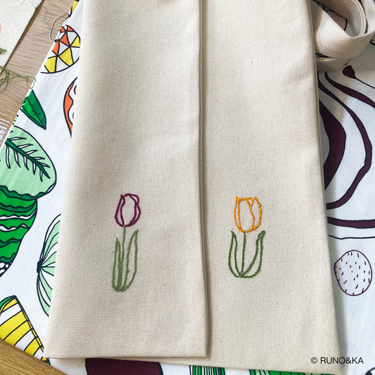 Sacosa cu lalele brodate manual