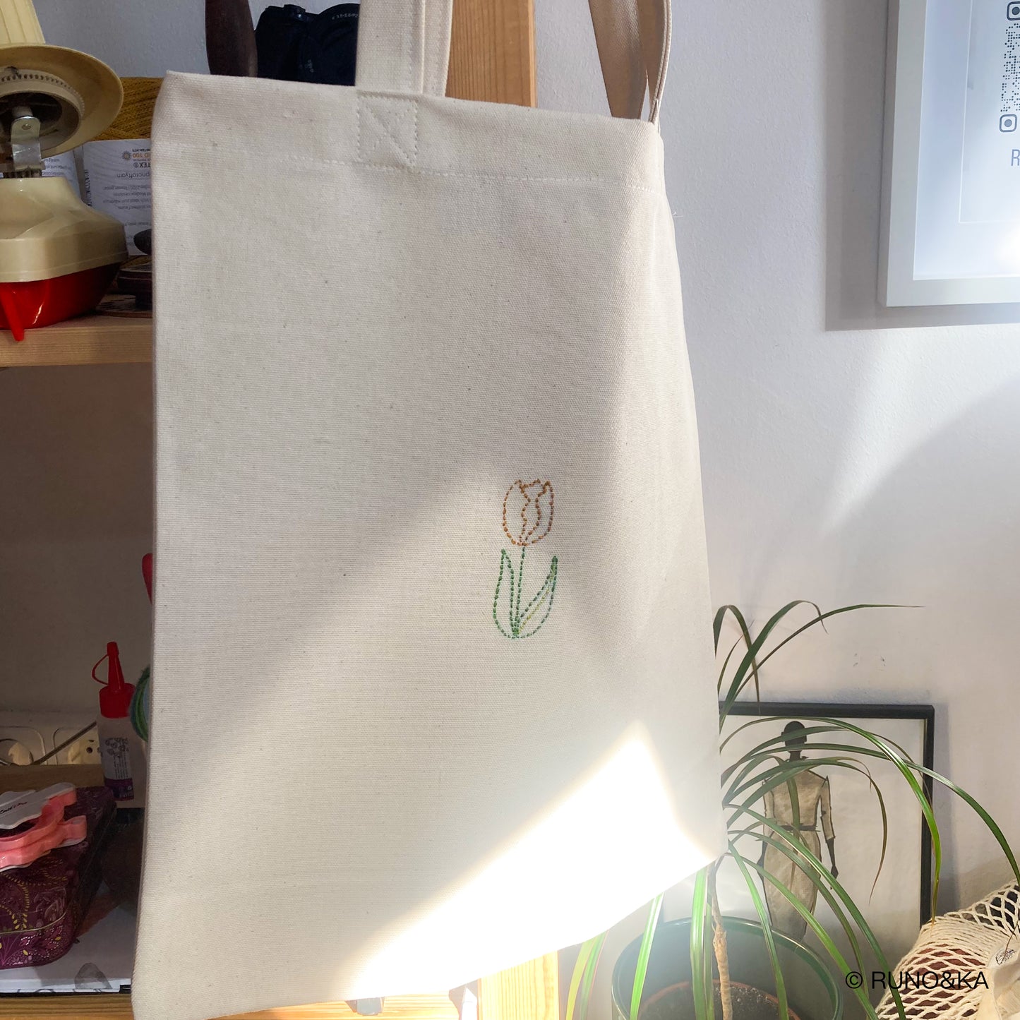 Sacosa cu lalele brodate manual