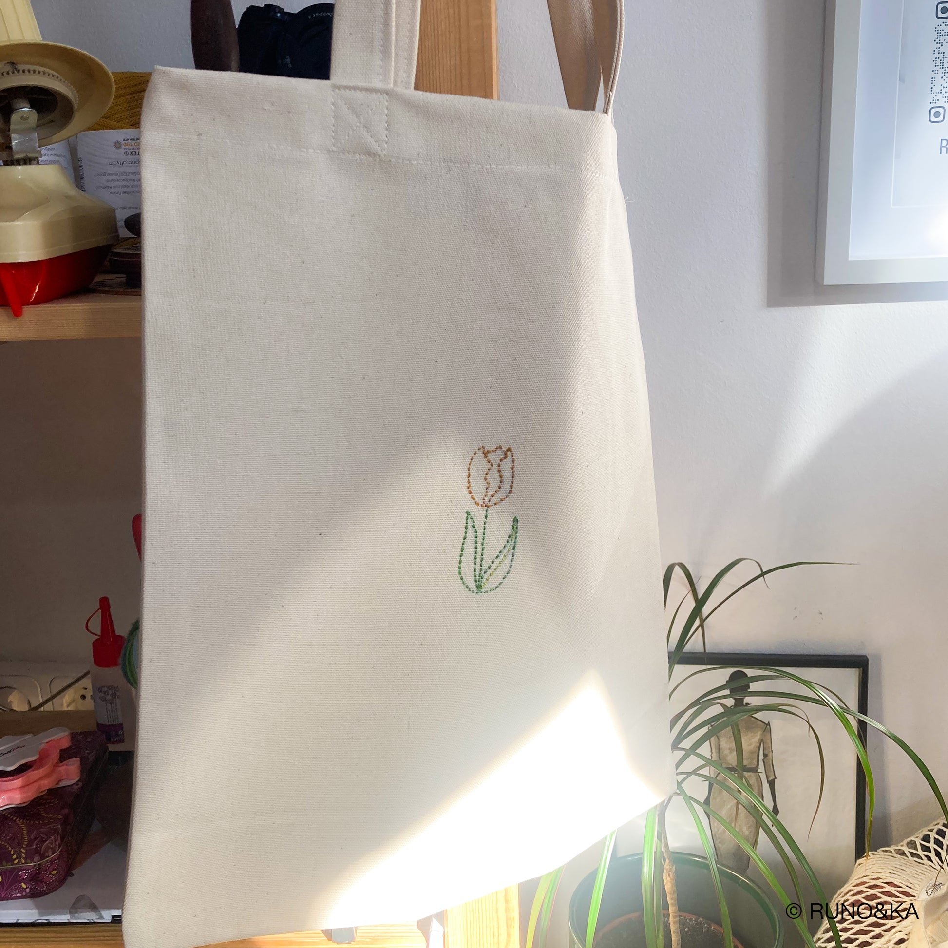 Sacosa cu lalele brodate manual